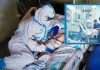 Infermiera accarezza bimbo col Covid per coccolarlo: foto diventa virale Infermiera accarezza bimbo
