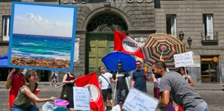 Napoli, protesta vs il caro spiagge: la piazza davanti al comune diventa lido Napoli Protesta caro spiagge